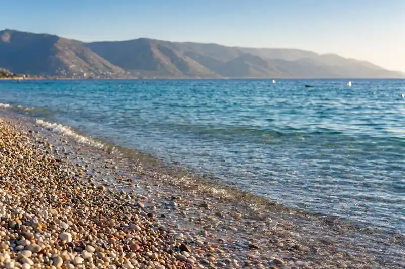 Солнечный пляж Алушты с галечным берегом и чистой водой